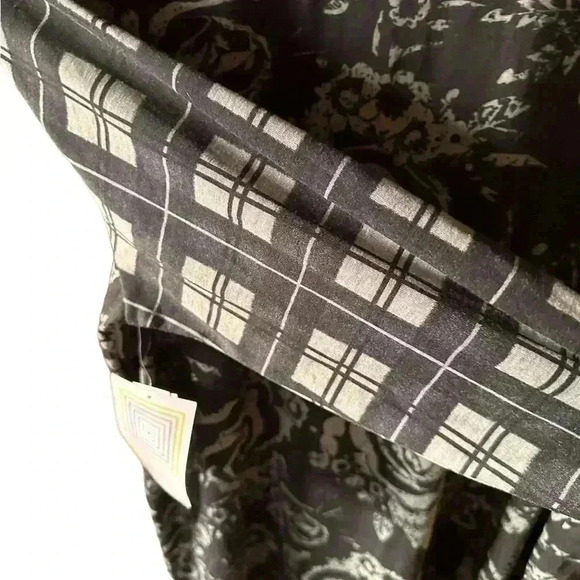 Lularoe medium black & grey floral and plaid long sleeve Lynnae top. NWT. Fun! - Picture 3 of 8